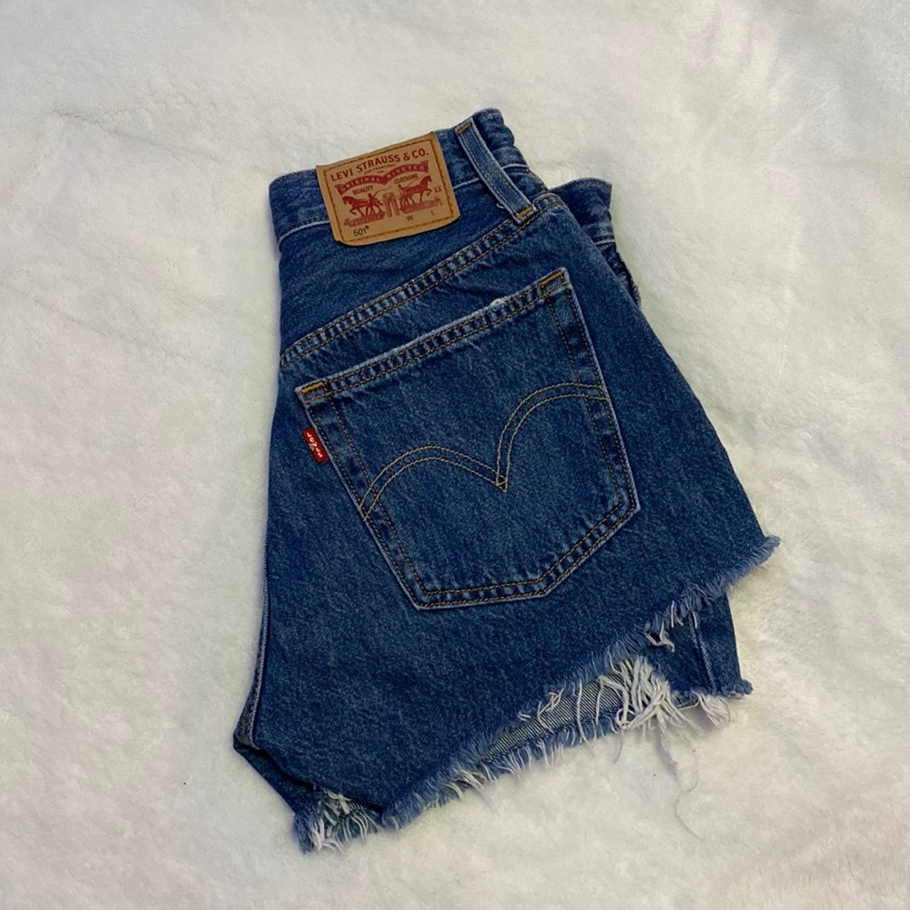 Levis 501 medium wash shorts!